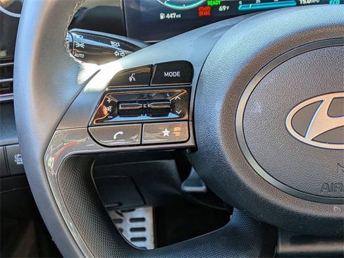 Used 2025 Hyundai Elantra SEL image 15