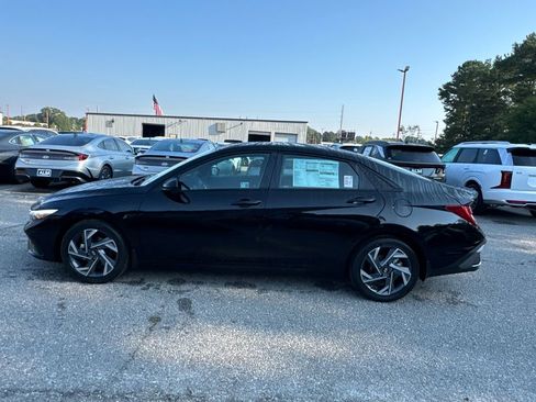 New 2025 Hyundai Elantra SEL image 2