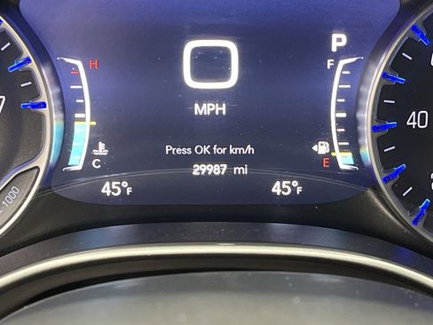 Used 2025 Chrysler Pacifica Select image 15