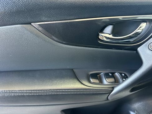 Used 2018 Nissan Rogue SV w/ Sun & Sound Touring Package FWD image 11