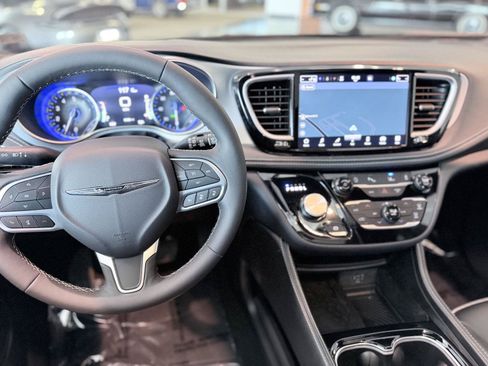 Used 2026 Chrysler Pacifica Limited FWD image 44
