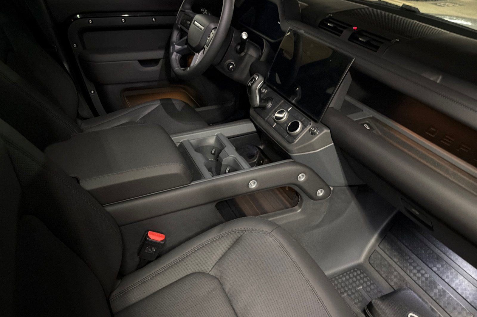 New 2026 Land Rover Defender 130 X-Dynamic SE AWD/4WD image 27