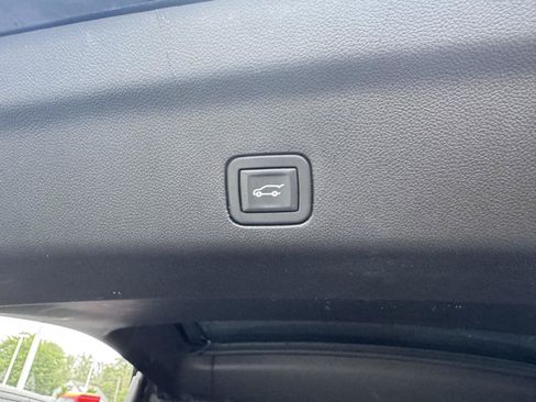 Used 2023 GMC Yukon XL Denali AWD/4WD image 9
