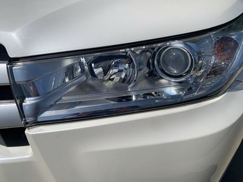 Used 2017 Toyota Highlander XLE FWD image 6
