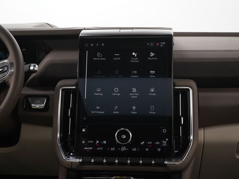 Used 2025 GMC Yukon Denali w/ Sun & Power Step Package AWD/4WD image 16