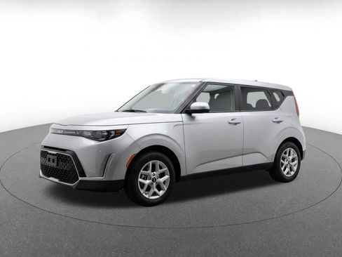 Used 2025 Kia Soul LX w/ LX Technology Package FWD image 3