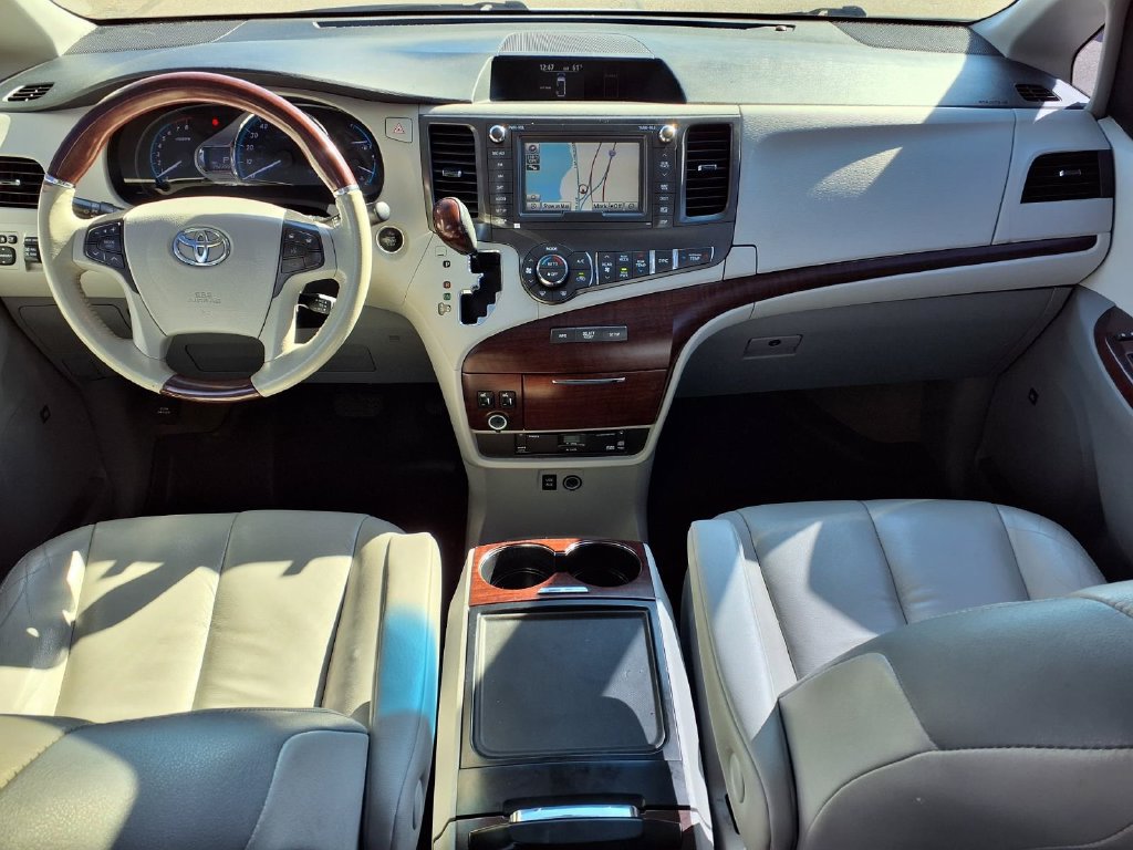 Used 2014 Toyota Sienna Limited w/ Limited Premium Package FWD image 10