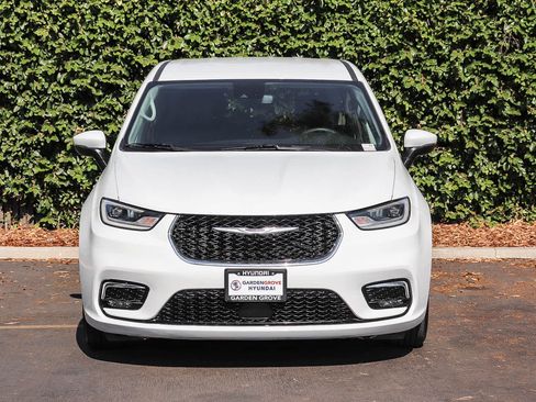 Used 2023 Chrysler Pacifica Touring-L FWD image 2