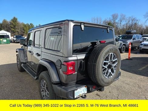 Used 2025 Jeep Wrangler Unlimited Sahara image 13