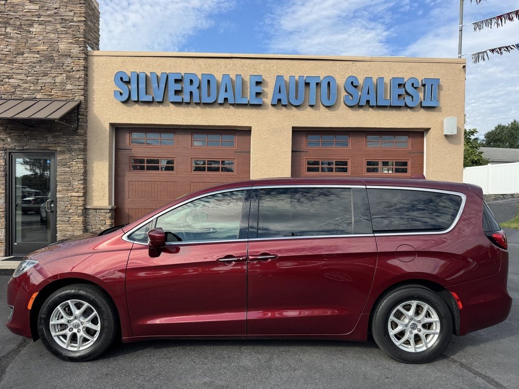 Used 2020 Chrysler Pacifica Touring FWD image 1