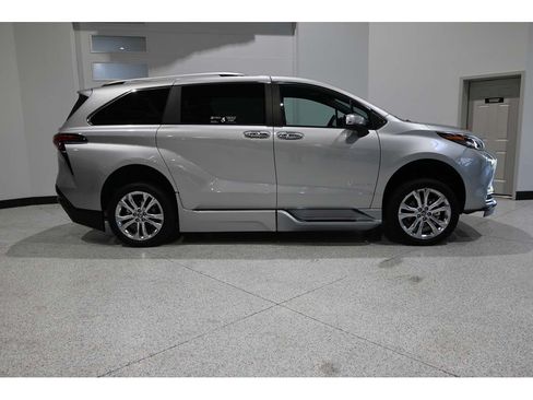 Used 2024 Toyota Sienna Platinum FWD image 5