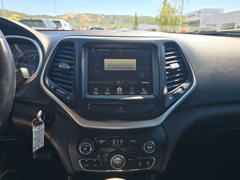 Used 2015 Jeep Cherokee Trailhawk AWD/4WD image 12