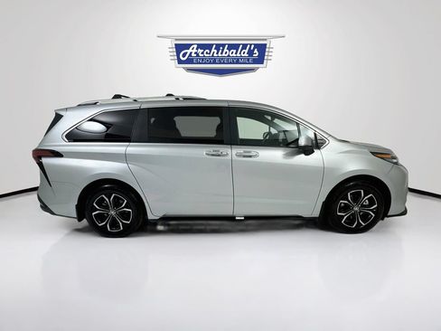 Used 2025 Toyota Sienna Platinum AWD/4WD image 9