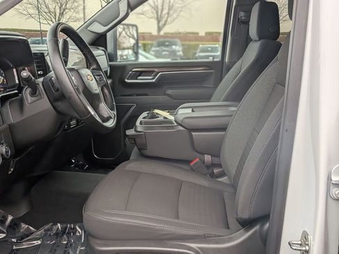 Used 2025 Chevrolet Silverado 2500 LT w/ Convenience Package image 3