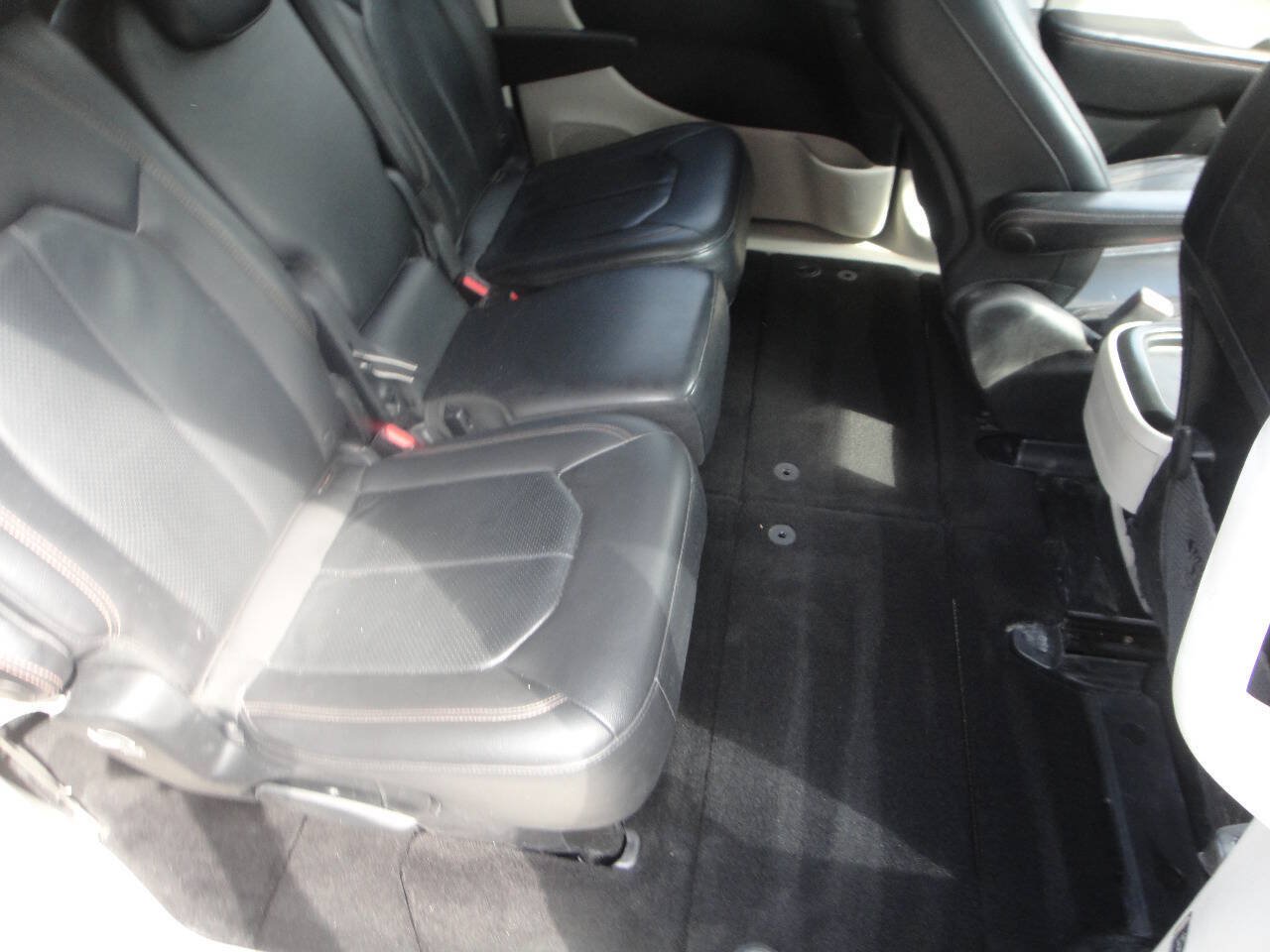 Used 2018 Chrysler Pacifica Touring-L FWD image 14