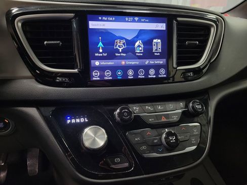 Used 2020 Chrysler Pacifica Touring-L w/ Advanced Safetytec Group image 15