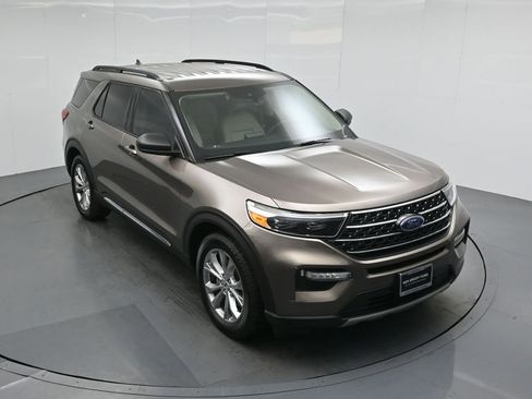 Used 2021 Ford Explorer XLT w/ Equipment Group 202A RWD image 37