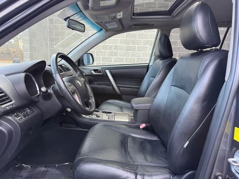 Used 2010 Toyota Highlander SE image 2