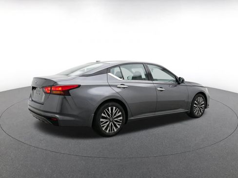 Used 2025 Nissan Altima 2.5 SV FWD image 9