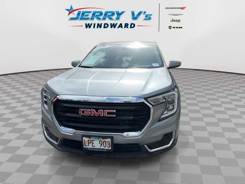 Used 2024 GMC Terrain SLE image 3
