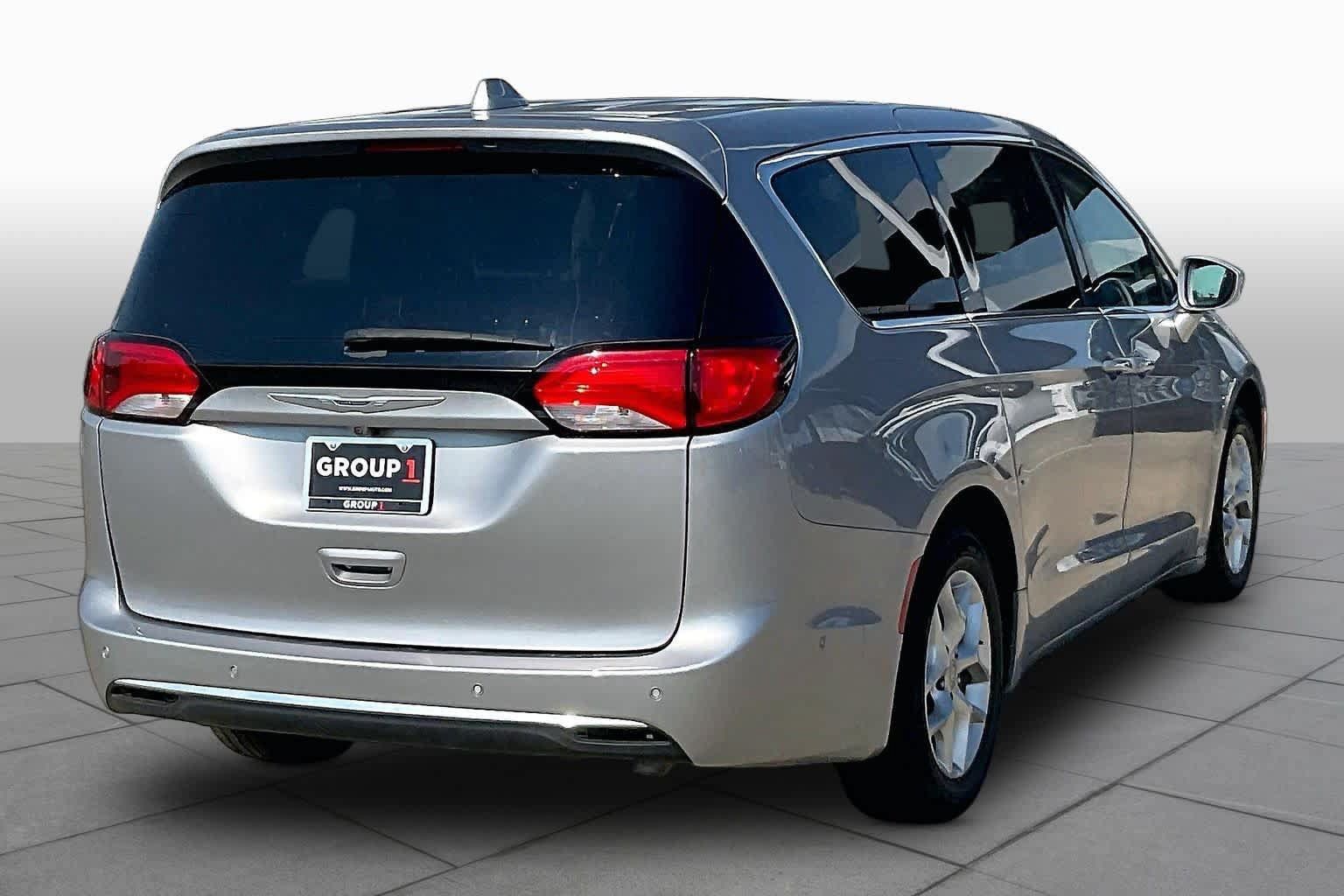 Used 2019 Chrysler Pacifica Touring Plus w/ Tire & Wheel Group FWD image 12