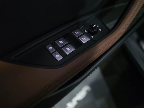 Used 2022 Audi e-tron Premium Plus image 34