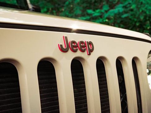 Used 2016 Jeep Wrangler Unlimited Rubicon w/ Connectivity Group AWD/4WD image 21