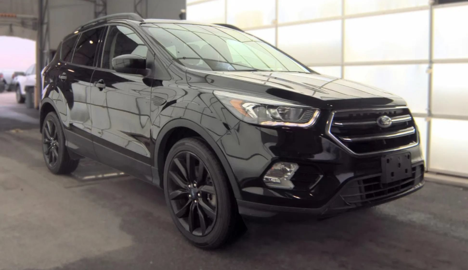 Used 2018 Ford Escape SE w/ SE Sport Appearance Package AWD/4WD image 3