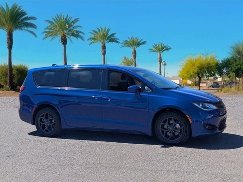 Used 2020 Chrysler Pacifica Touring w/ S Appearance Package FWD image 7
