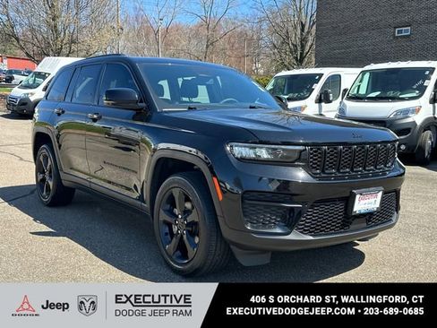 Used 2023 Jeep Grand Cherokee Altitude image 5