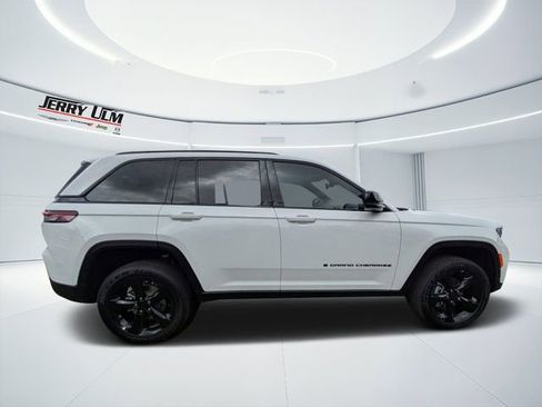 New 2025 Jeep Grand Cherokee Altitude RWD image 2