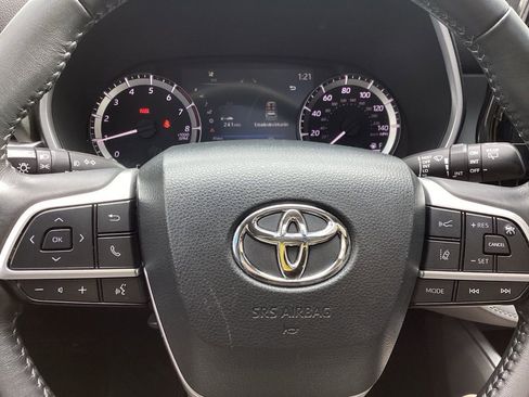 Used 2023 Toyota Highlander XLE AWD/4WD image 24