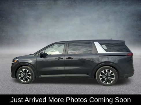Used 2024 Kia Carnival EX image 2