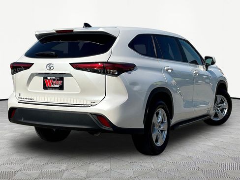 Used 2023 Toyota Highlander LE FWD image 6