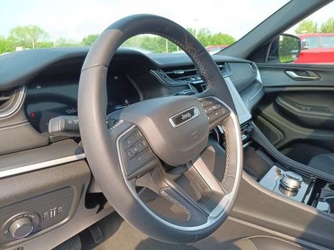 Used 2023 Jeep Grand Cherokee Altitude AWD/4WD image 4