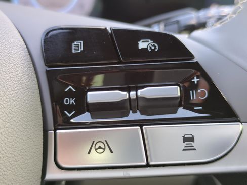 Certified 2025 Hyundai Elantra SEL image 24