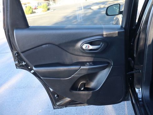 Used 2015 Jeep Cherokee Latitude image 24