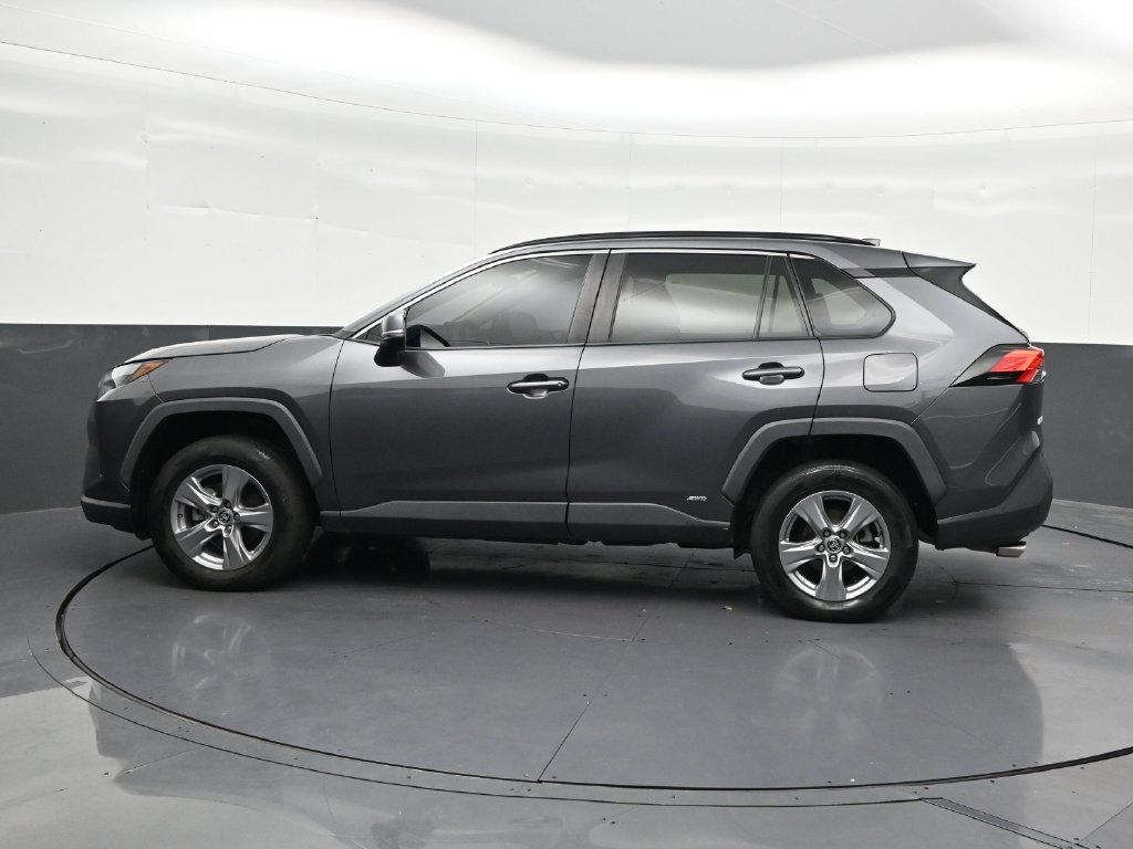 Used 2022 Toyota RAV4 XLE AWD/4WD image 2