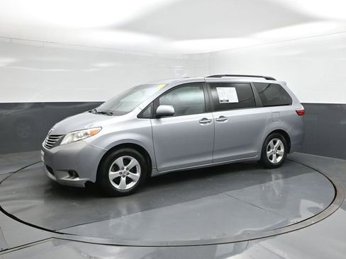 Used 2015 Toyota Sienna LE image 34