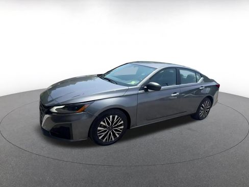 Used 2025 Nissan Altima 2.5 SV FWD image 8