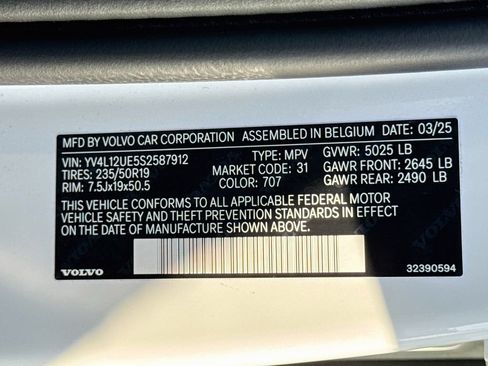 Used 2025 Volvo XC40 B5 Plus AWD/4WD image 39