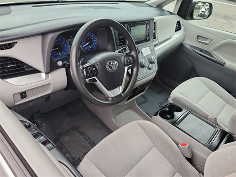 Used 2020 Toyota Sienna LE w/ Carpet Mat Package image 6