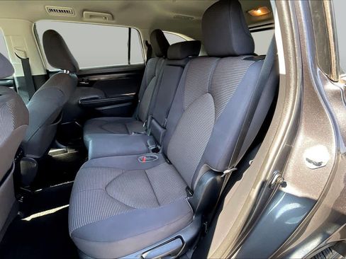Used 2021 Toyota Highlander L FWD image 19