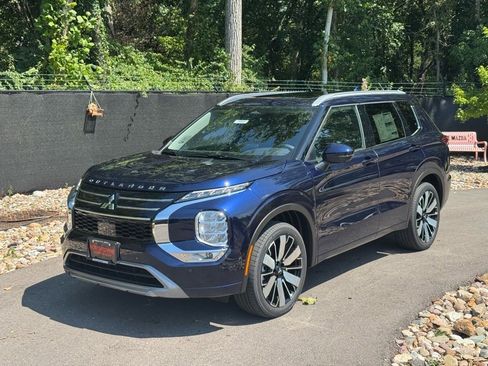 New 2025 Mitsubishi Outlander SEL image 1