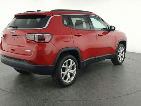 Used 2025 Jeep Compass Latitude image 9