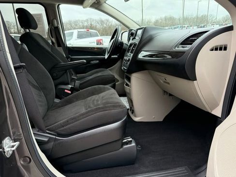 Used 2019 Dodge Grand Caravan SE w/ UConnect Hands-Free Group image 9