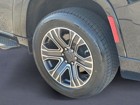Used 2024 Jeep Wagoneer L Series II w/ Flexible Seating Group RWD image 9