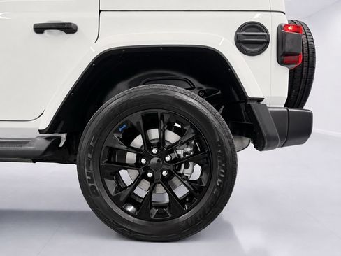 Used 2022 Jeep Wrangler Unlimited Sahara w/ Cold Weather Group AWD/4WD image 11