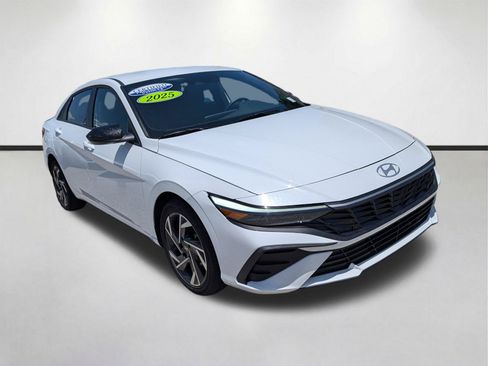Used 2025 Hyundai Elantra SEL FWD image 2