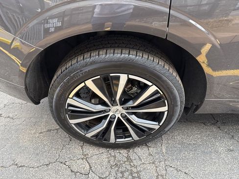 Used 2025 Volvo XC60 B5 Plus image 11